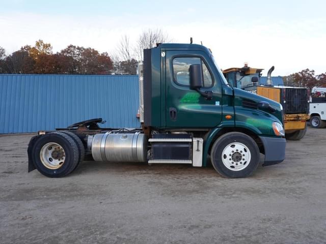 Image of Freightliner Cascadia 113 equipment image 4