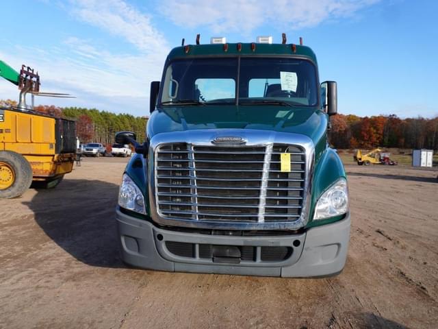 Image of Freightliner Cascadia 113 equipment image 2