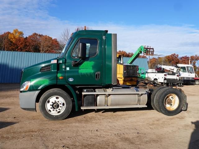 Image of Freightliner Cascadia 113 equipment image 1