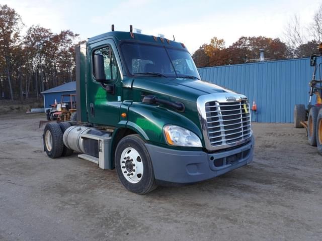 Image of Freightliner Cascadia 113 equipment image 3