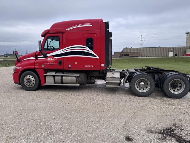 Image of Freightliner Cascadia 113 equipment image 2