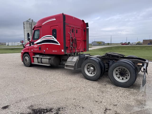 Image of Freightliner Cascadia 113 equipment image 3