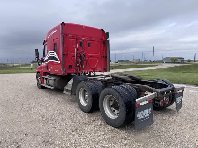 Image of Freightliner Cascadia 113 equipment image 4