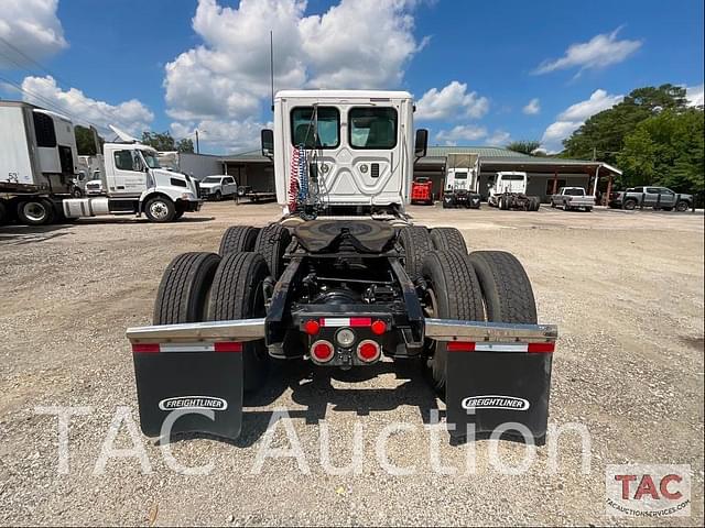 Image of Freightliner Cascadia 113 equipment image 3