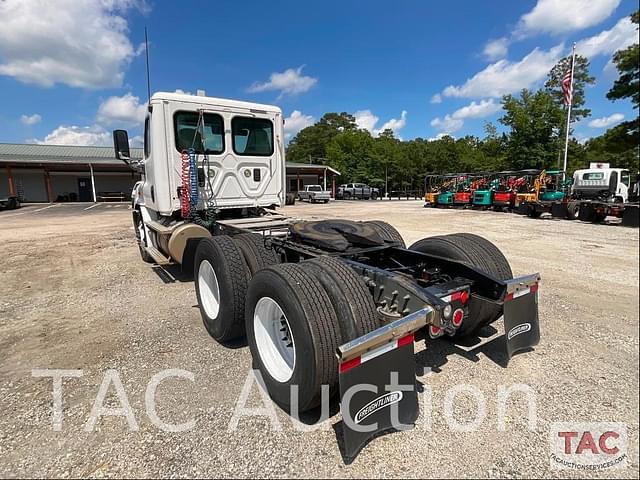 Image of Freightliner Cascadia 113 equipment image 2