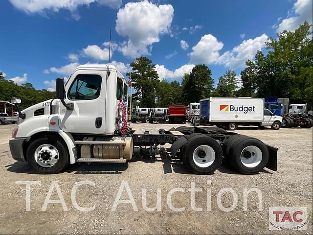 Image of Freightliner Cascadia 113 equipment image 1