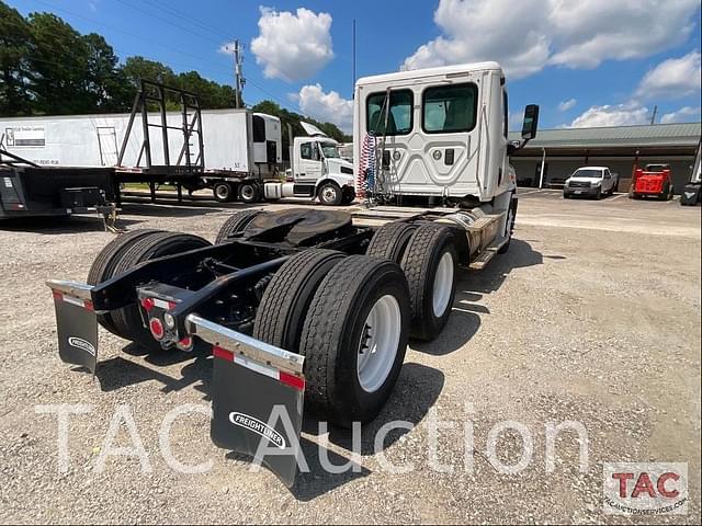 Image of Freightliner Cascadia 113 equipment image 4