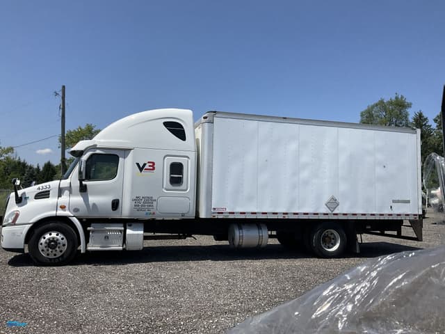 Image of Freightliner Cascadia 113 equipment image 1
