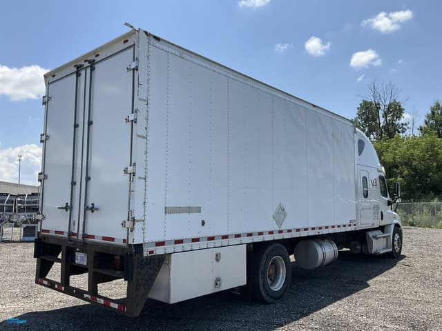 Image of Freightliner Cascadia 113 equipment image 4