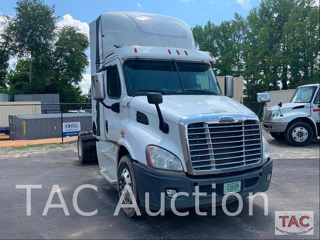 Image of Freightliner Cascadia 113 equipment image 2