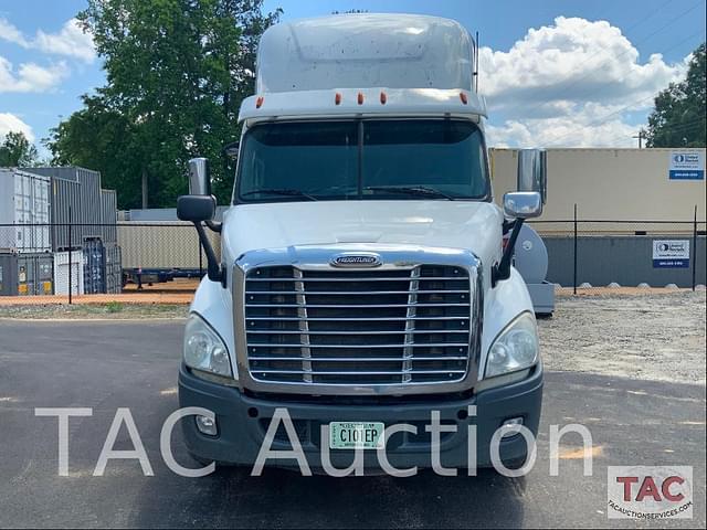Image of Freightliner Cascadia 113 equipment image 1