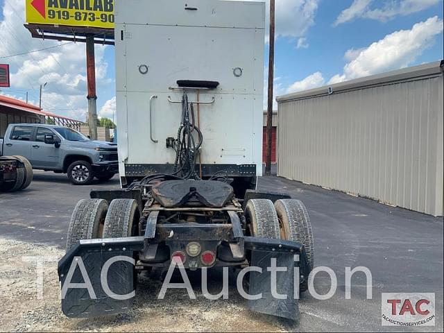 Image of Freightliner Cascadia 113 equipment image 3