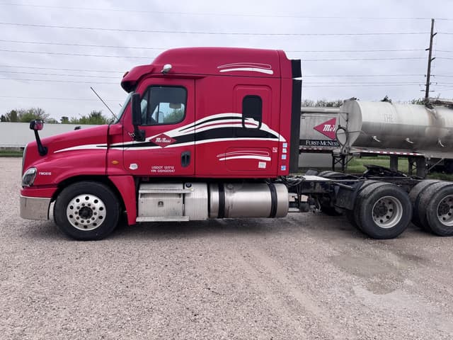 Image of Freightliner Cascadia 113 equipment image 1