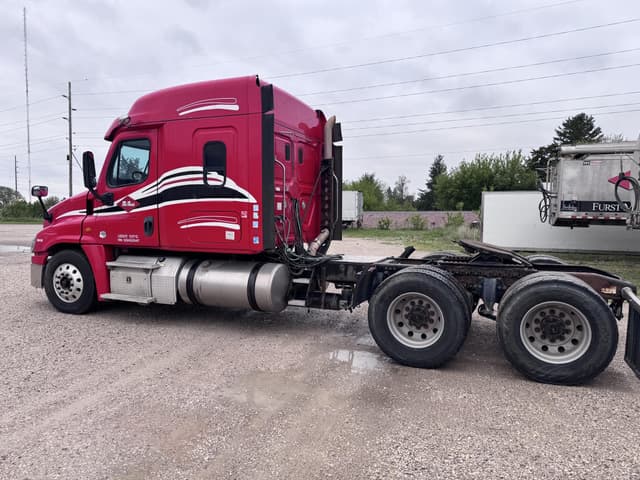 Image of Freightliner Cascadia 113 equipment image 2