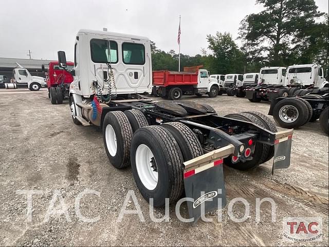 Image of Freightliner Cascadia 113 equipment image 2