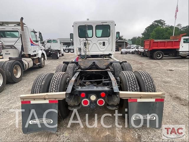 Image of Freightliner Cascadia 113 equipment image 3