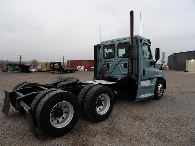 Image of Freightliner Cascadia 113 equipment image 2