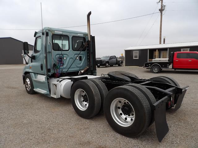 Image of Freightliner Cascadia 113 equipment image 4