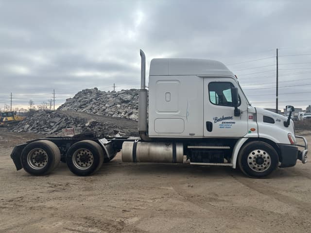 Image of Freightliner Cascadia 113 equipment image 3
