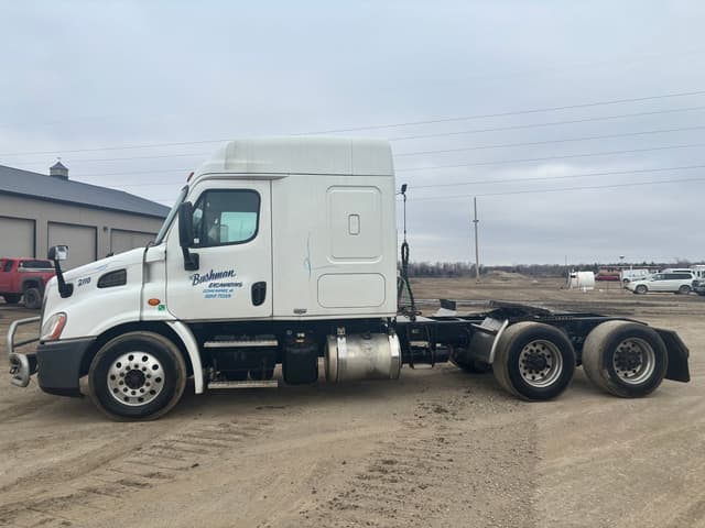 Image of Freightliner Cascadia 113 equipment image 1