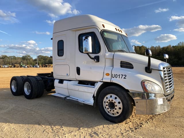 Image of Freightliner Cascadia 113 equipment image 3