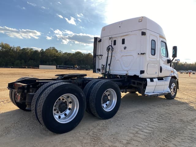 Image of Freightliner Cascadia 113 equipment image 2