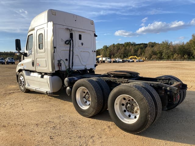 Image of Freightliner Cascadia 113 equipment image 1