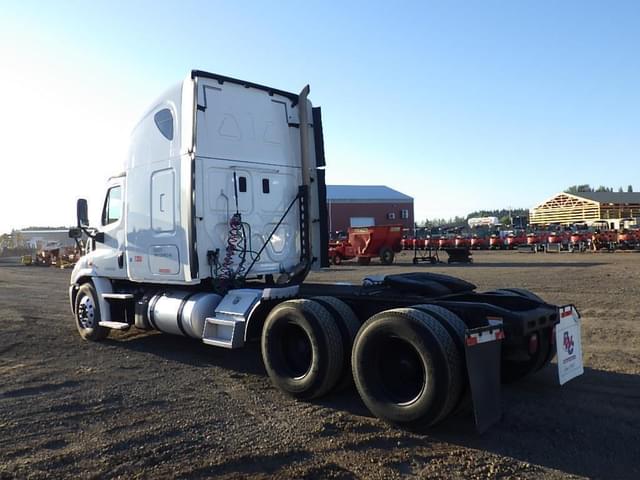 Image of Freightliner Cascadia 113 equipment image 4