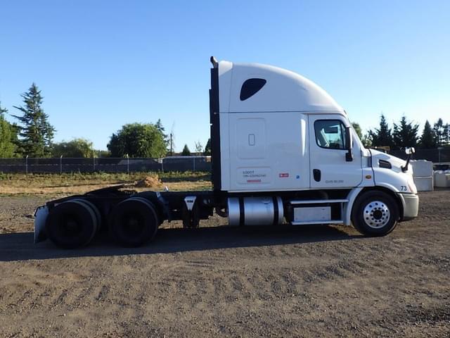 Image of Freightliner Cascadia 113 equipment image 2