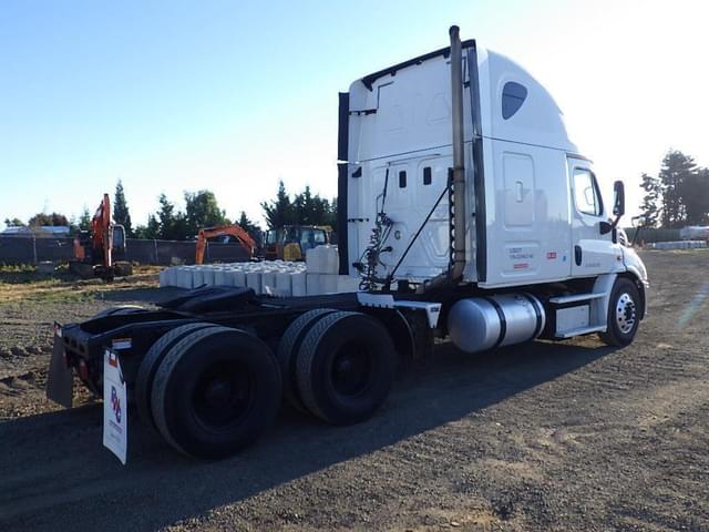 Image of Freightliner Cascadia 113 equipment image 3