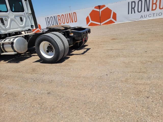 Image of Freightliner Cascadia 113 equipment image 2