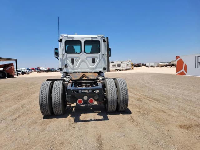 Image of Freightliner Cascadia 113 equipment image 3
