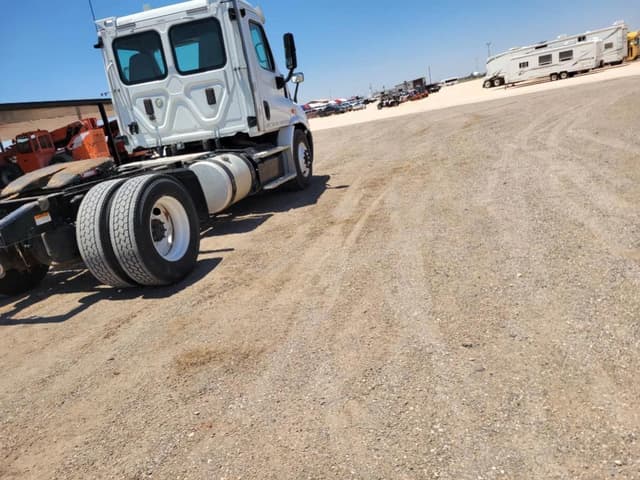 Image of Freightliner Cascadia 113 equipment image 4