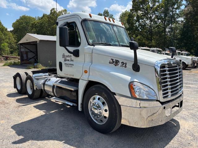 Image of Freightliner Cascadia 125 equipment image 2
