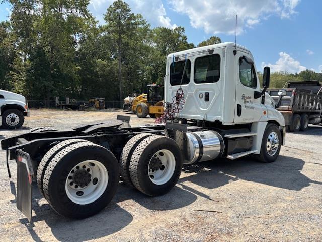 Image of Freightliner Cascadia 125 equipment image 3