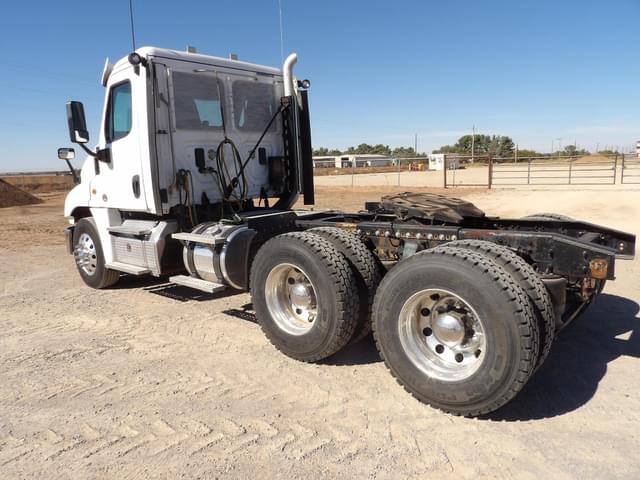 Image of Freightliner Cascadia 125 equipment image 3