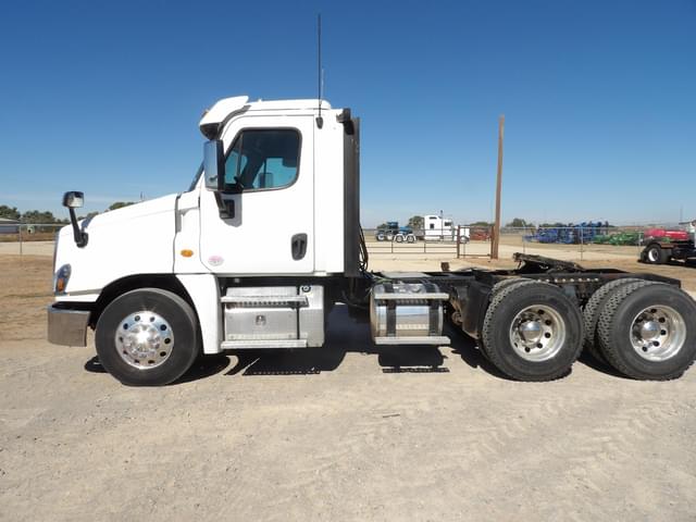 Image of Freightliner Cascadia 125 equipment image 2