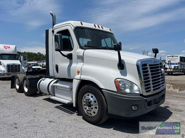 Image of Freightliner Cascadia 125 equipment image 3