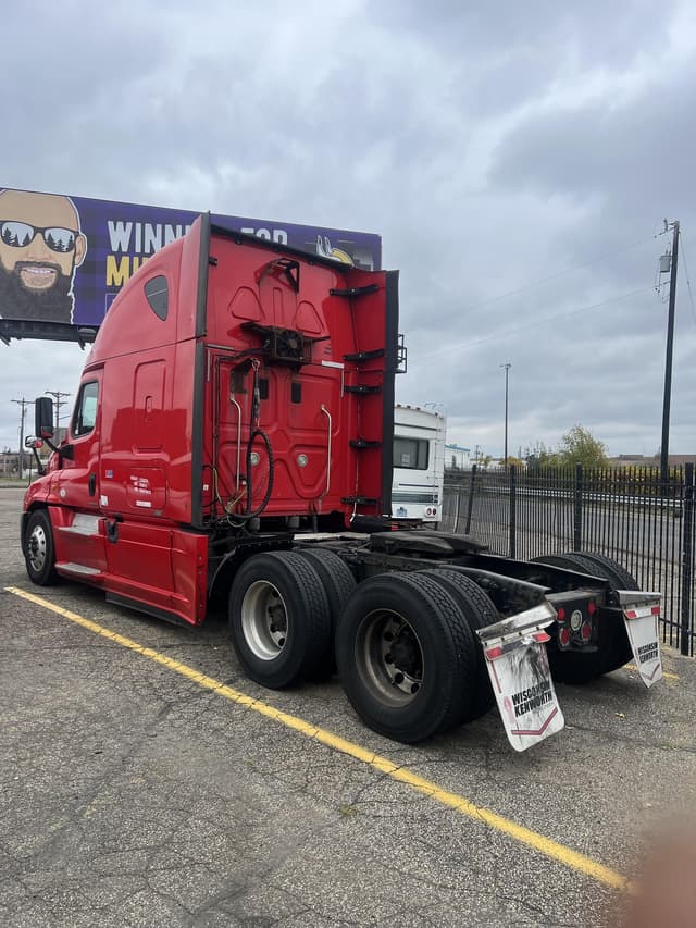 Image of Freightliner Cascadia 125 equipment image 2
