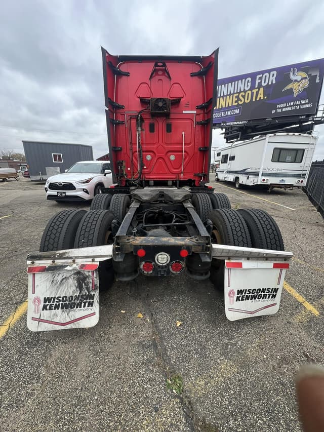Image of Freightliner Cascadia 125 equipment image 4