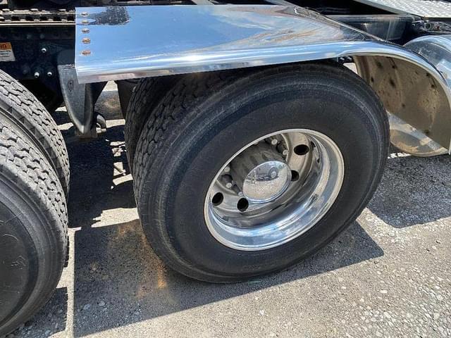 Image of Freightliner Cascadia 125 equipment image 4