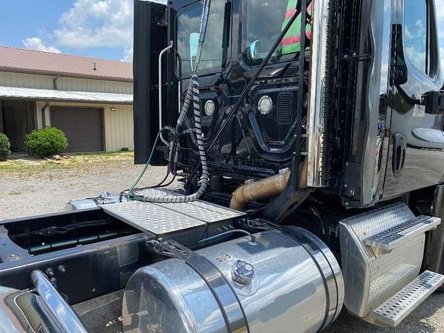 Image of Freightliner Cascadia 125 equipment image 3