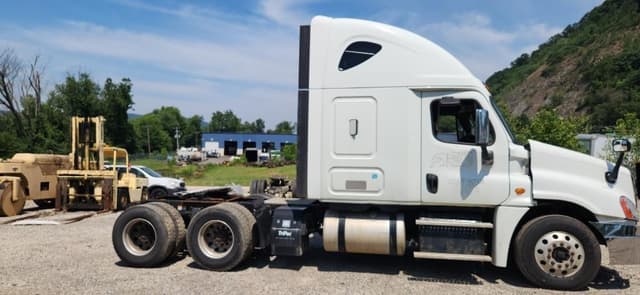 Image of Freightliner Cascadia 125 equipment image 3