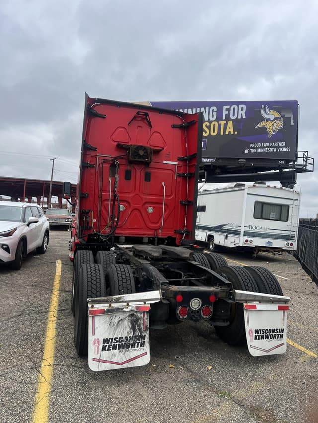 Image of Freightliner Cascadia 125 equipment image 3