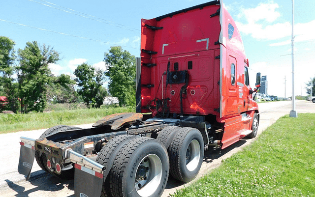 Image of Freightliner Cascadia 125 equipment image 2