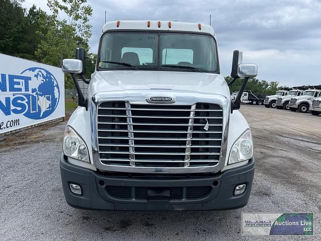 Image of Freightliner Cascadia 125 equipment image 2