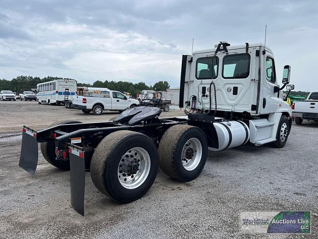 Image of Freightliner Cascadia 125 equipment image 4