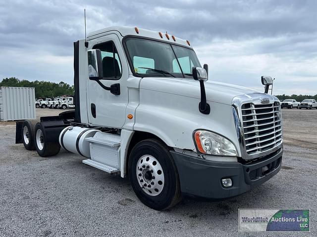 Image of Freightliner Cascadia 125 equipment image 3