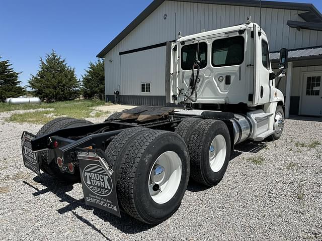 Image of Freightliner Cascadia 125 equipment image 2