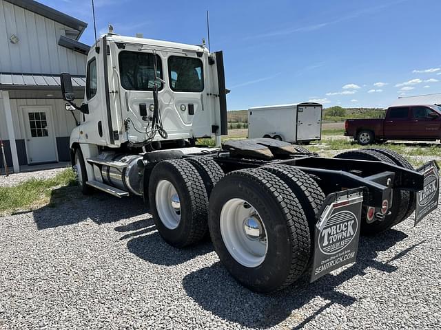 Image of Freightliner Cascadia 125 equipment image 4